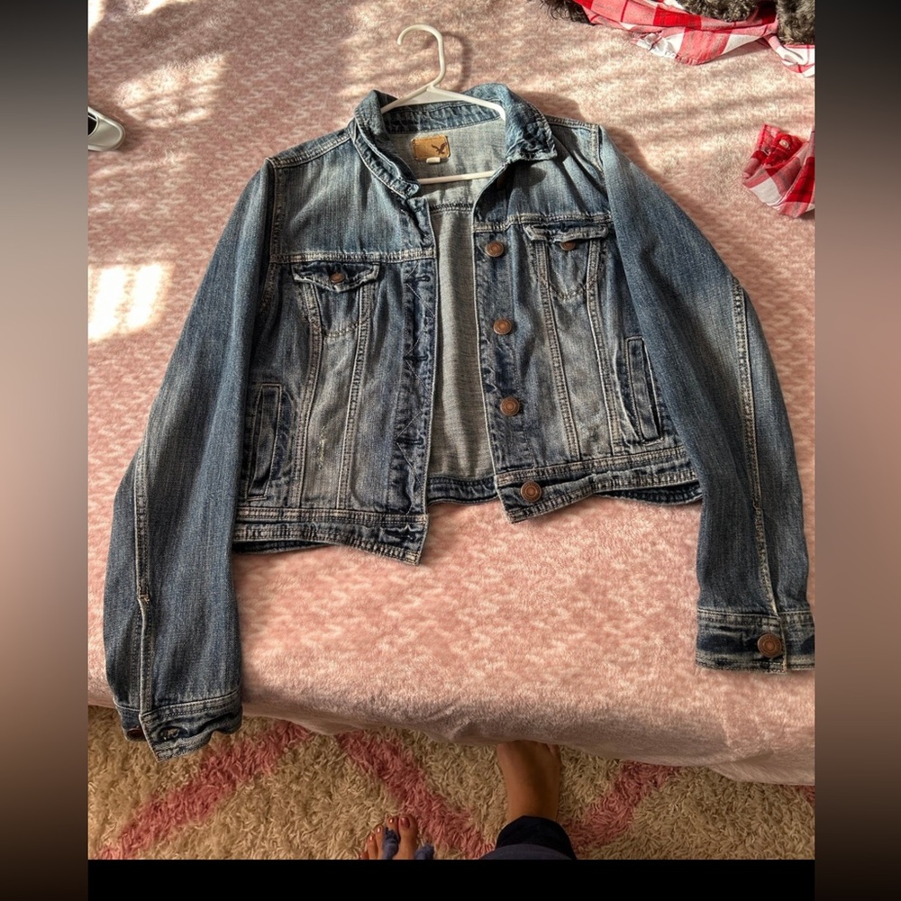American eagle jean jacket, runs small. Size large, fits like medium.